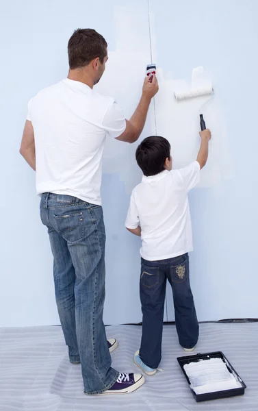 Отец и сын рисуют стену — стоковое фото