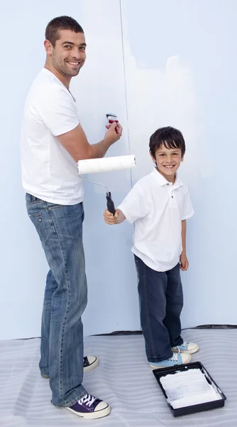 Άνθρωπος και το μικρό αγόρι, ζωγραφική σε τοίχο — Φωτογραφία Αρχείου