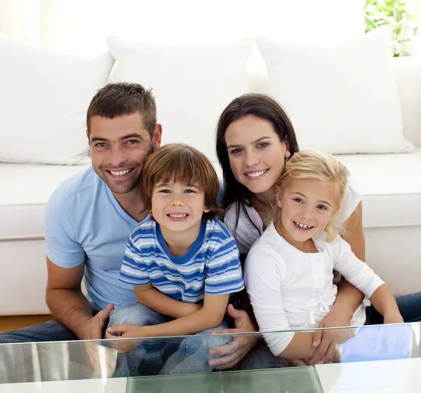 รูปภาพของครอบครัวที่มีความสุข ยิ้มในห้องนั่งเล่น — ภาพถ่ายสต็อก