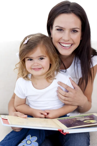 Uśmiechający się matka i córka, czytanie książki — Zdjęcie stockowe