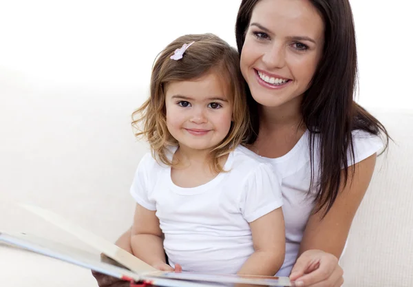 母亲和女儿读一本书的肖像 — 图库照片