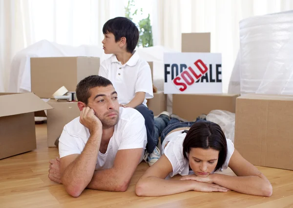 Müde Familie entspannt sich nach Hauskauf auf dem Boden — Stockfoto