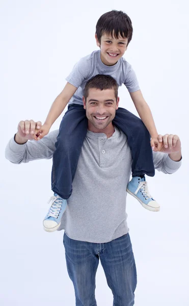 Vader geven zoon piggyback rit — Stockfoto