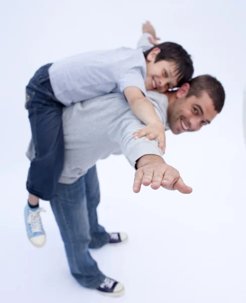 Vater und Sohn spielen zusammen — Stockfoto