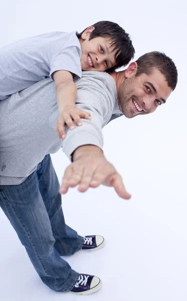 Usmívající se otec a syn spolu hrají — Stock fotografie