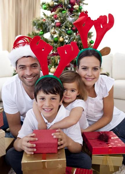 Adorável família dando presentes para o Natal — Fotografia de Stock