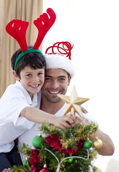 Vater und Sohn schmücken Weihnachtsbaum — Stockfoto