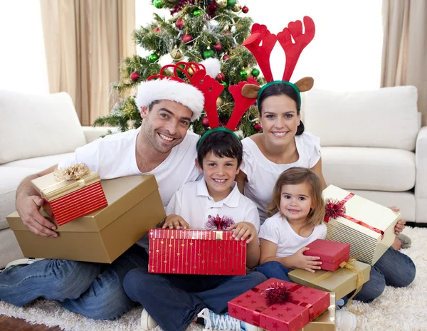 Família feliz celebrando o Natal em casa — Fotografia de Stock