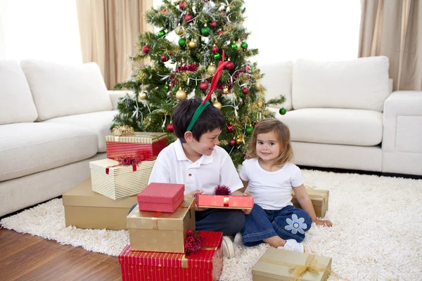 Enfants heureux célébrant Noël à la maison — Photo