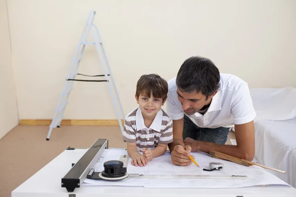 Père et fils étudient l'architecture à la maison — Photo