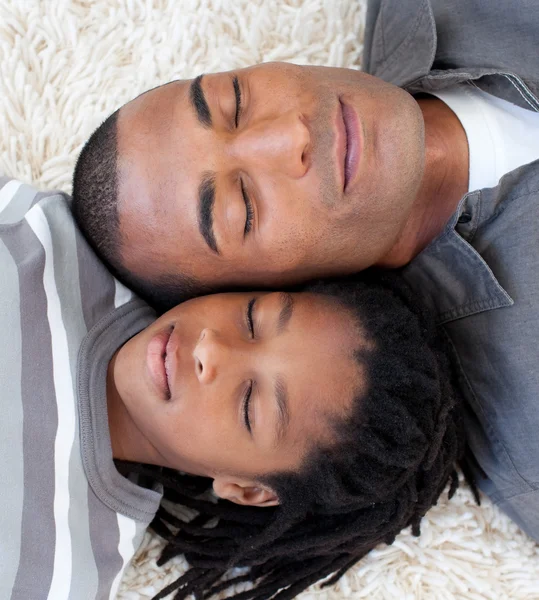 Portrait of Afro-American father and son sleeping on the floor — Stock Photo, Image