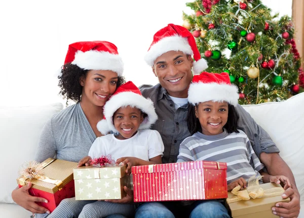 美国黑人家庭举行圣诞呈现 图库照片