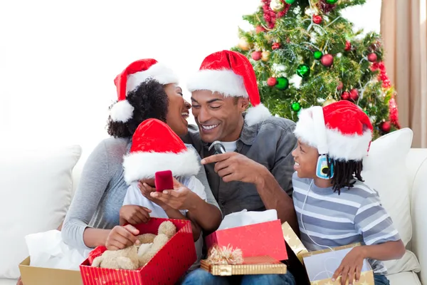 Família afro-americana feliz se divertindo com presentes de Natal — Fotografia de Stock