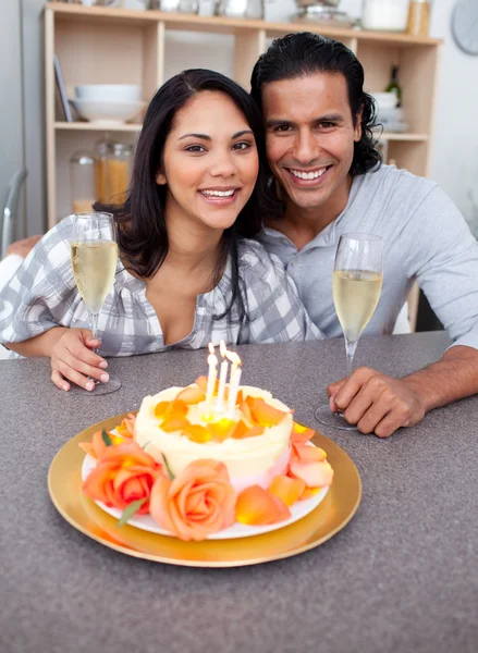 倾心的夫妇庆祝 免版税图库照片