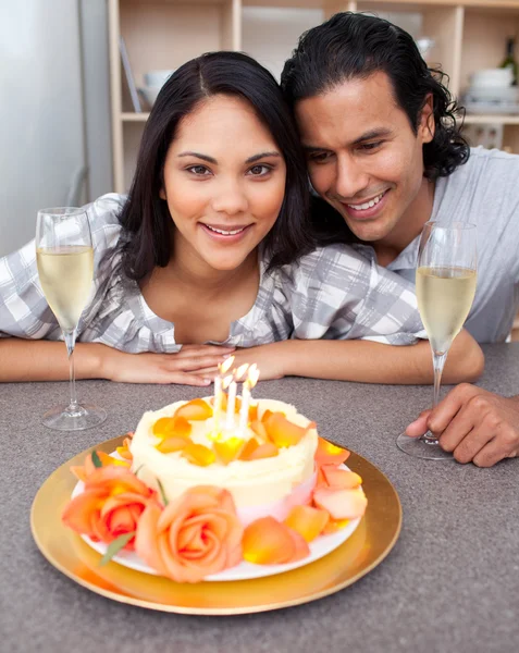 Attraktiv kvinna fira sin födelsedag med sin make Stockbild