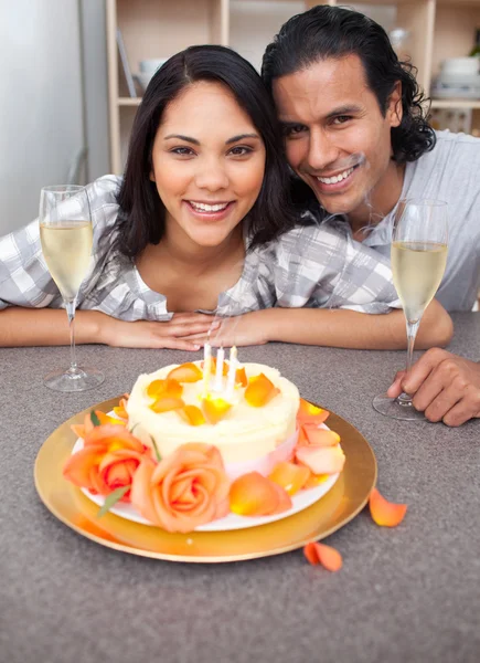 深色头发的女人和她的丈夫庆祝她的生日 图库照片