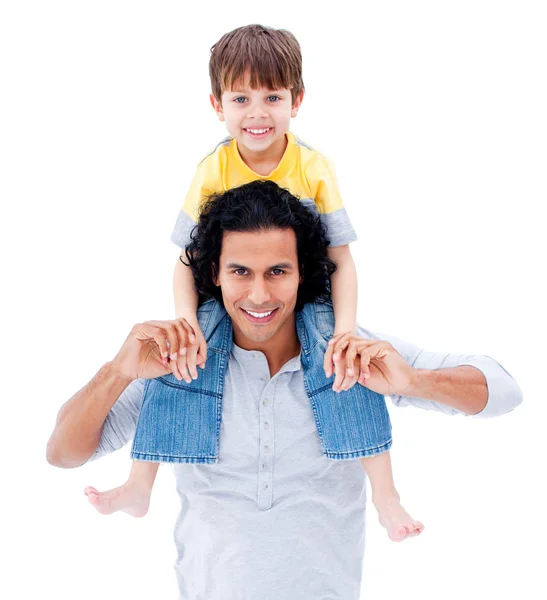 Заботливый отец катает своего маленького мальчика на спине Лицензионные Стоковые Фото