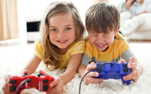 Bror och syster spelar videospel — Stockfoto