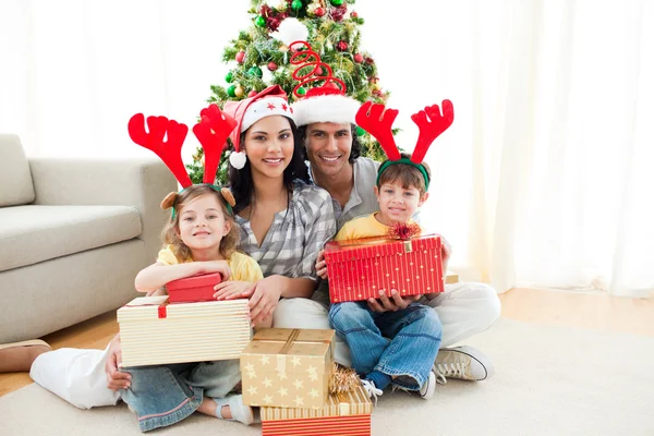 Familia decorando un árbol de Navidad Imágenes De Stock Sin Royalties Gratis