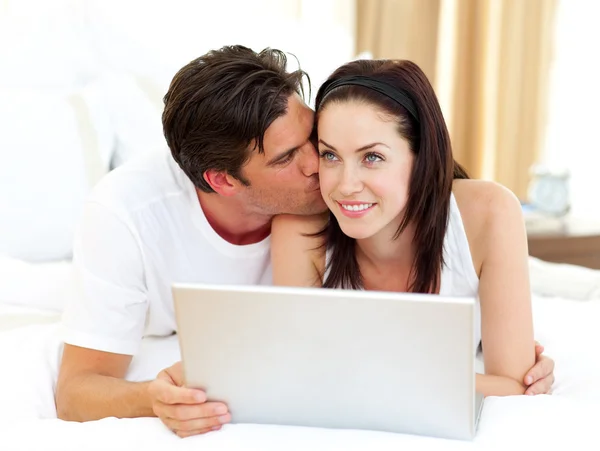 Lovers using laptop — Stock Photo, Image