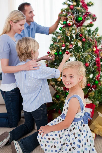 Décorations suspendues familiales sur un arbre de Noël Image En Vente