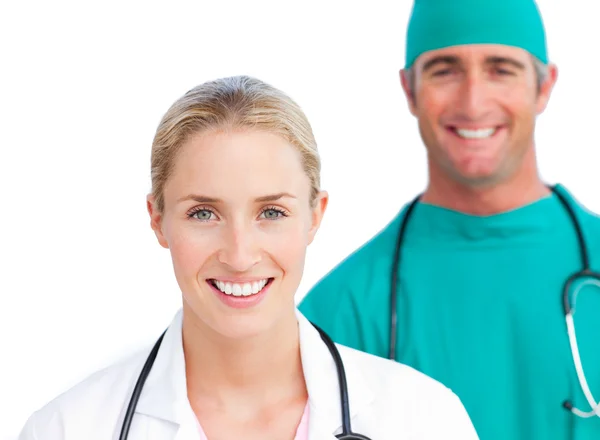 Bionda medico femminile e chirurgo sorridente — Foto Stock