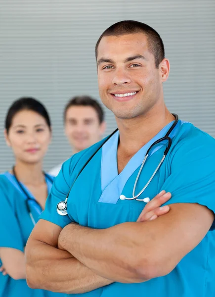 Portrét atraktivní lékaře se svými kolegy v zádech Stock Obrázky
