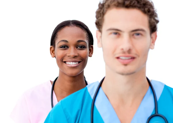 Portret młodych lekarzy stojących w rzędzie — Zdjęcie stockowe