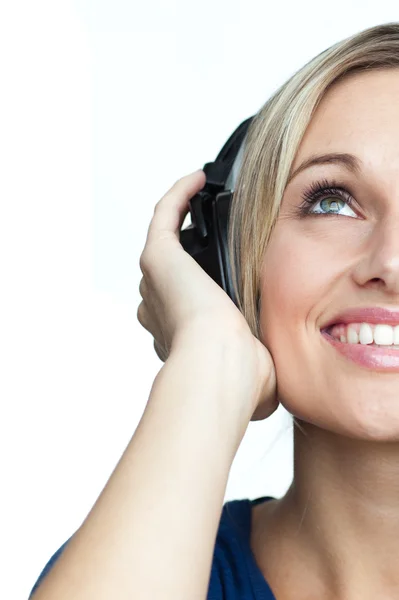 Flicka lyssnar på musik på hörlurar Stockfoto