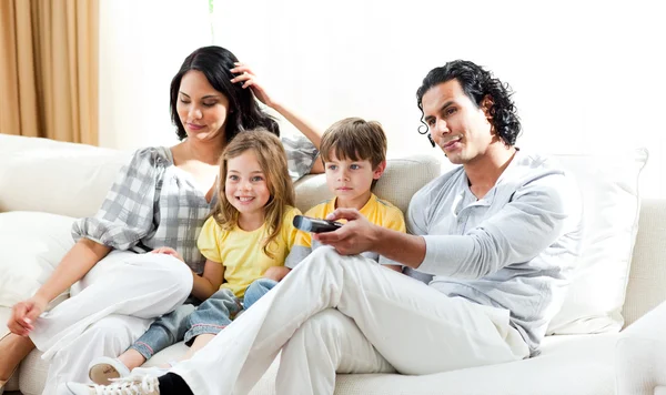 Gülümseyen aile TV seyretmek — Stok fotoğraf