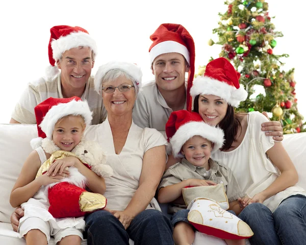Děti sedí s jejich rodina drží vánoční boty Stock Obrázky