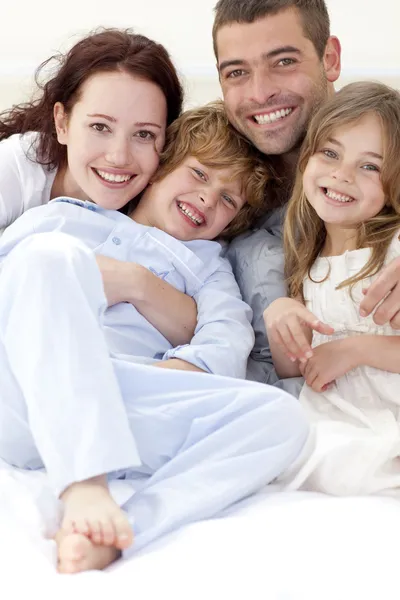 ベッドで横になっている若い家族の肖像画 ストック写真