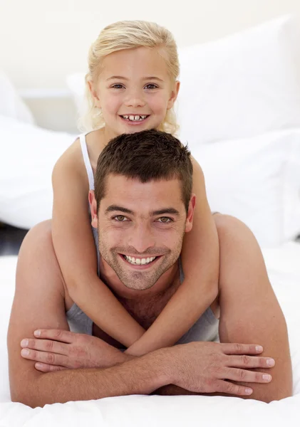 Vader en dochter spelen in bed — Stockfoto