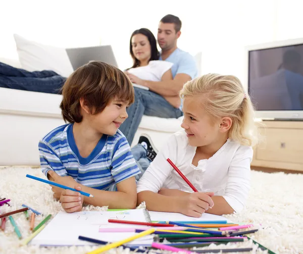Brother and sister painting in living-room — Stock Photo, Image