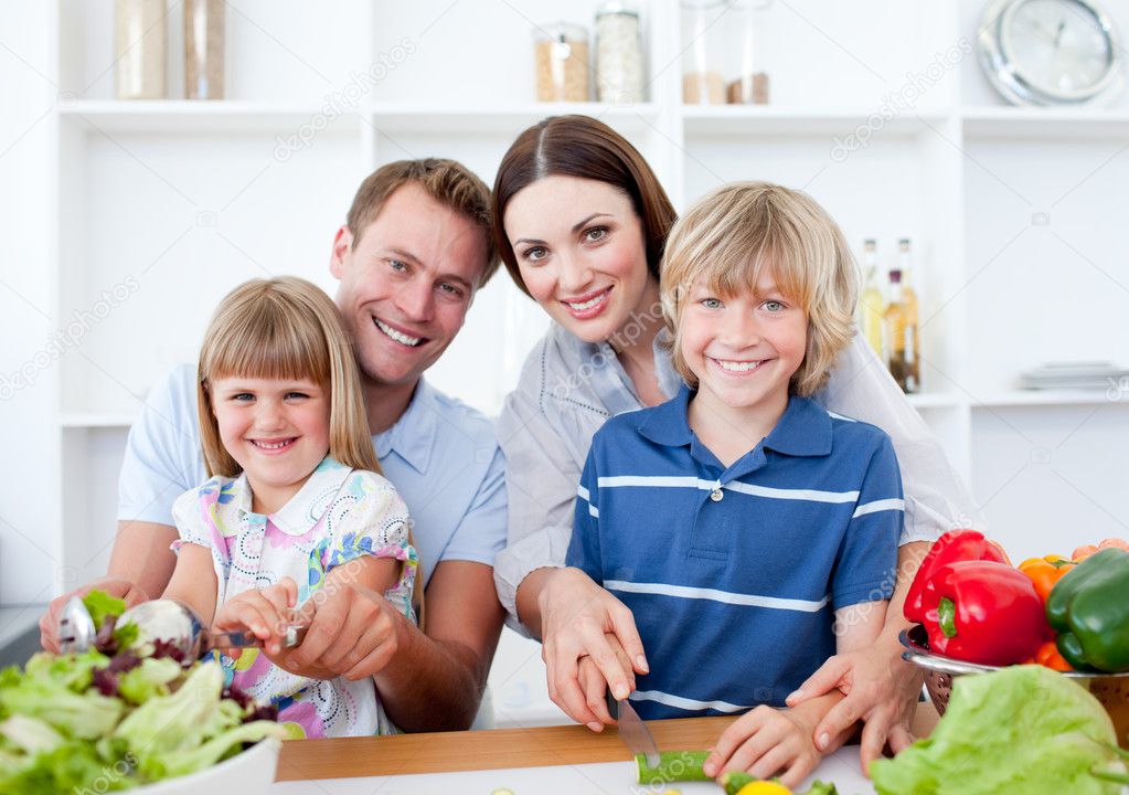 Общество семья и быт. Семья на кухне. Счастливая семья на кухне. На кухне всей семьей. Семья картинки.