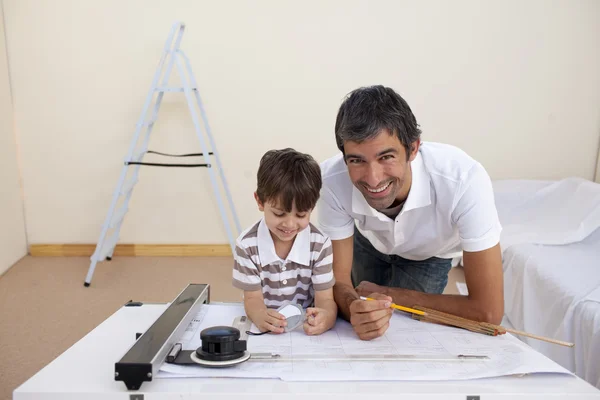 Padre e figlio fanno opere architettoniche in camera da letto — Foto Stock