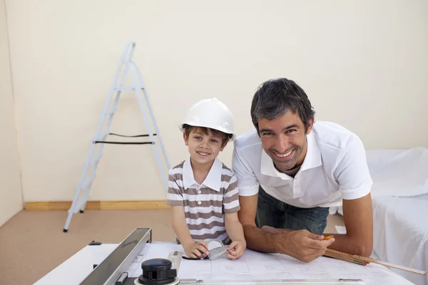 Sorridente papà e bambino che studiano architettura — Foto Stock