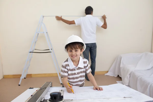 Küçük oğlu çizim planları ve çalışma baba — Stok fotoğraf