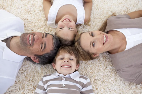 Семья лежит на полу с головами вместе — стоковое фото