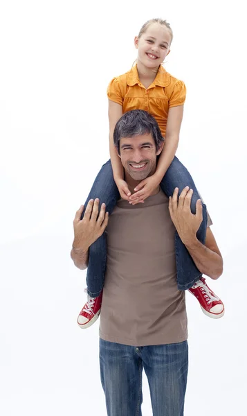 Vader geven dochter piggyback rit — Stockfoto