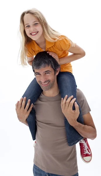Ojciec daje córka piggyback jazdy przeciwko biały — Zdjęcie stockowe
