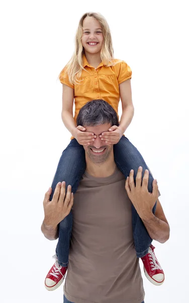 Pai dando filha piggyback passeio com os olhos fechados — Fotografia de Stock