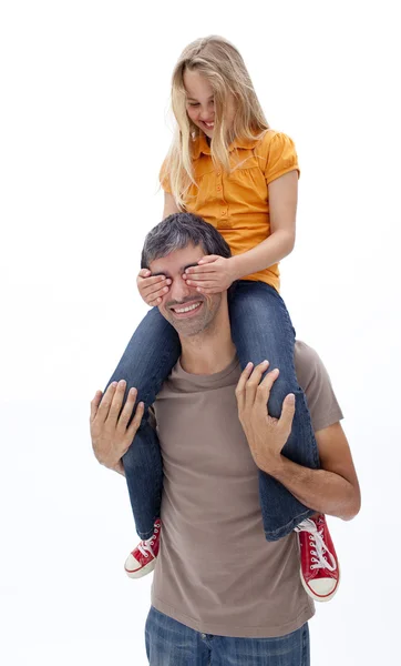 Pappa ger flicka piggyback rida med slutna ögon — Stockfoto