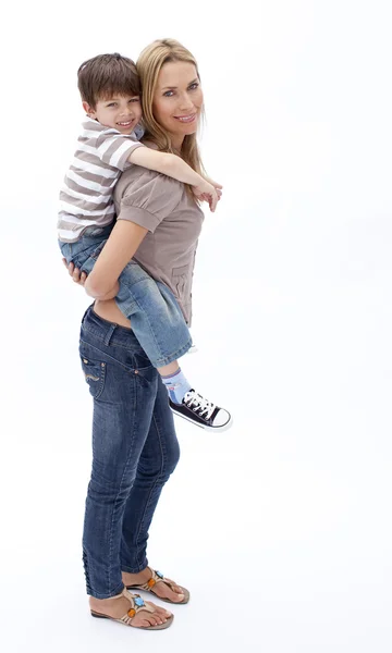 Mère donnant fils piggyback tour contre blanc — Photo
