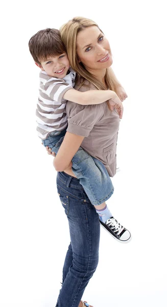 Γυναίκα δίνοντας γιος piggyback βόλτα — Φωτογραφία Αρχείου