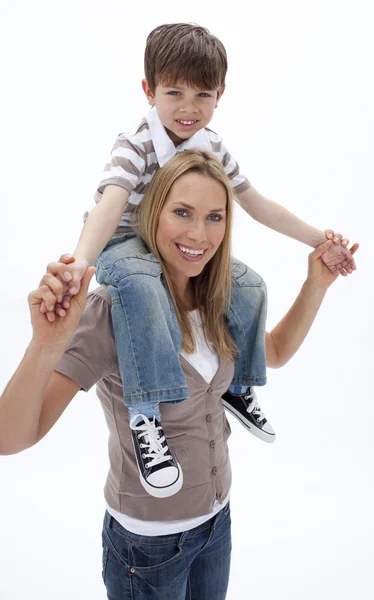 Mulher dando pequeno menino passeio de piggyback — Fotografia de Stock