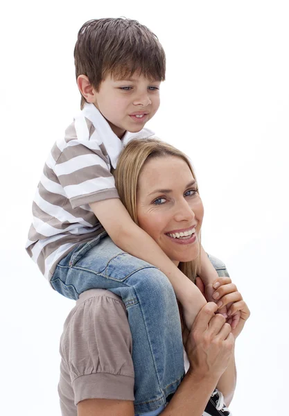 Närbild av mor ger son piggyback rida — Stockfoto