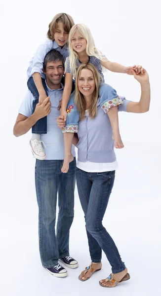 Glückliche Familie gibt Kindern Huckepack-Fahrt — Stockfoto