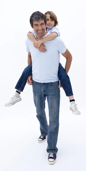 Pai dando filho piggyback passeio — Fotografia de Stock