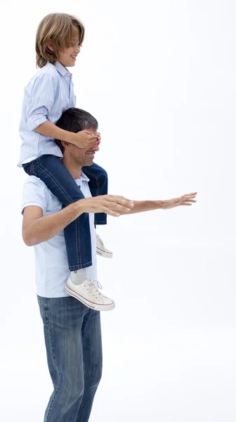 Człowiek daje syn piggyback jazdy z oczy zamknięte — Zdjęcie stockowe